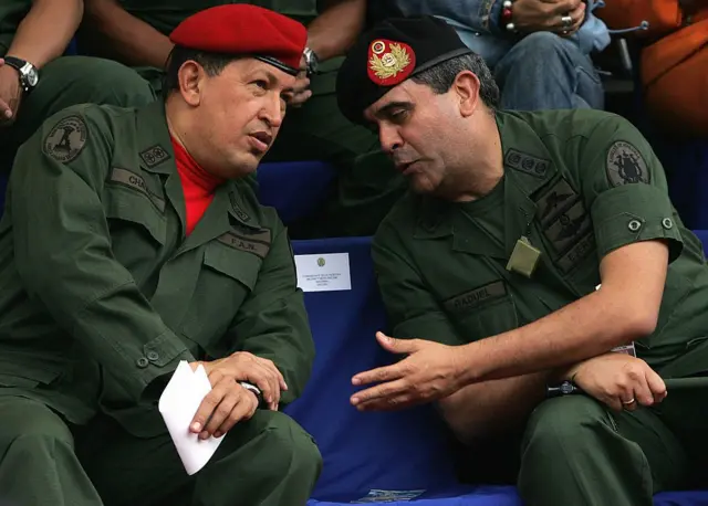 Baduel hablando con Chávez en 2006.