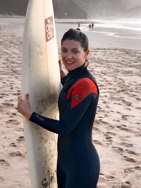 Uno de los deportes que practica la actriz Alexandra Pino es el surf