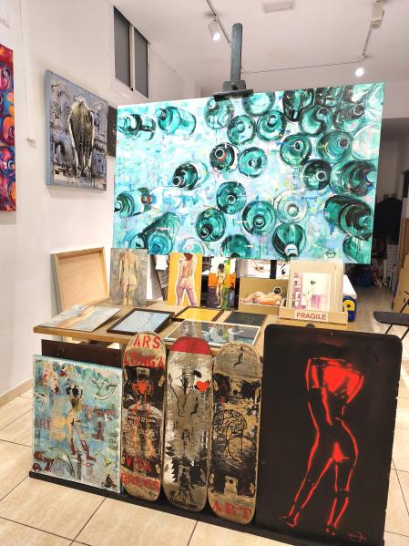 Muestra de la diversidad técnica del artista, que integra obra pictórica y creaciones digitales