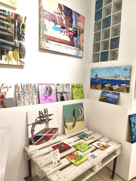 El estudio de Héctor Fernández cuenta  con distintas piezas del artista, un recorrido donde se mezclan color, volumen y exploración digital