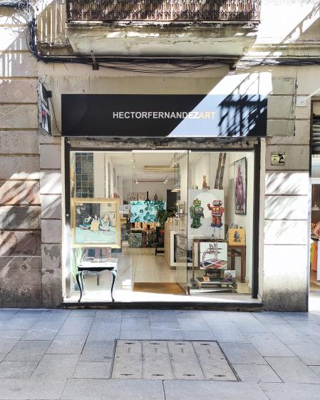 Fachada del estudio/galería de Héctor Fernández, en la calle General Álvarez de Castro de Barcelona