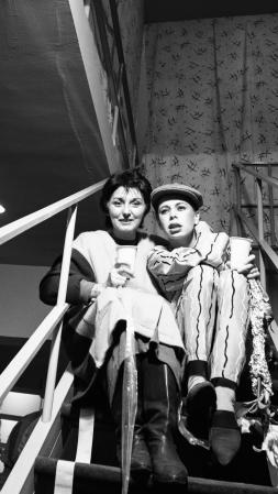 Pepa Domingo y Ágatha Ruiz de la Prada sentadas en las escaleras de la tienda Domingo’s de Lleida