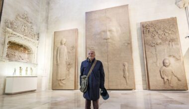 El artista Antonio López posa frente a las puertas en el Museo de la Catedral.