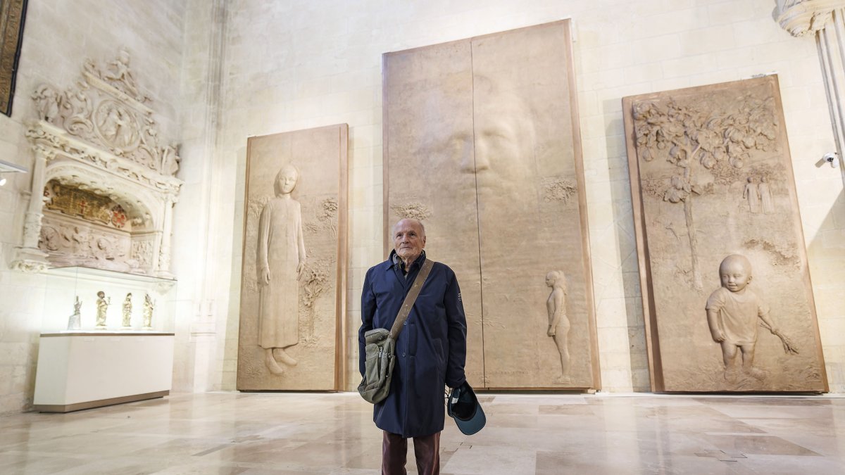 El artista Antonio López posa frente a las puertas en el Museo de la Catedral.
