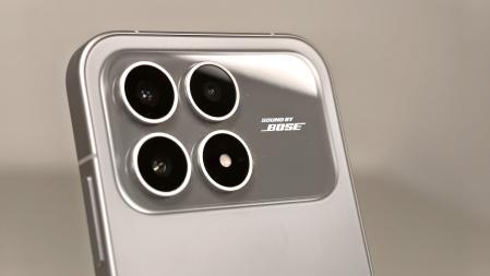 Detalle del módulo de cámaras del POCO F8 Pro.