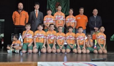 Formación de la Escuela Ciclista La Casera La Cistérniga .