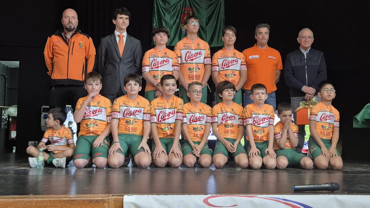 Formación de la Escuela Ciclista La Casera La Cistérniga .