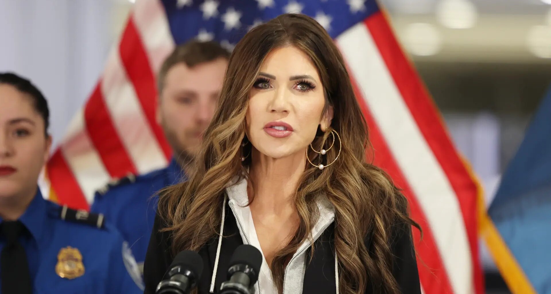 Noem pide a Trump frenar la entrada de migrantes de ciertos países y lanza duros calificativos: "Invasores extranjeros"