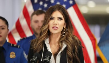 Noem pide a Trump frenar la entrada de migrantes de ciertos países y lanza duros calificativos: "Invasores extranjeros"