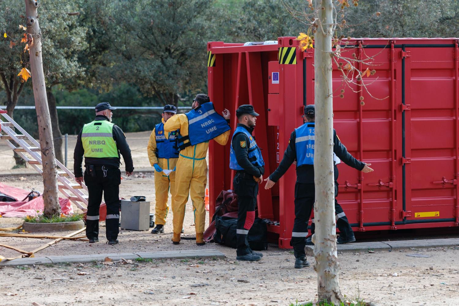 Efectivos de la UME montan un centro de descontaminación en la zona de Can Coll de Cerdanyola