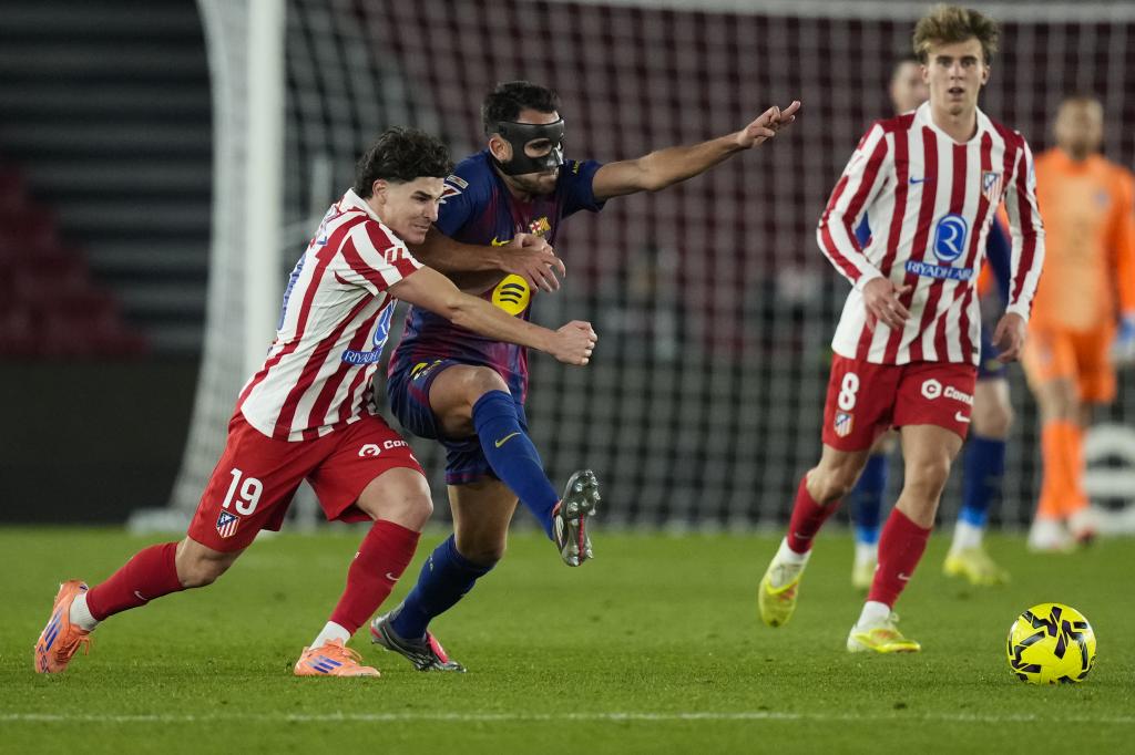 Julián Álvarez disputa el balón ante Eric García.