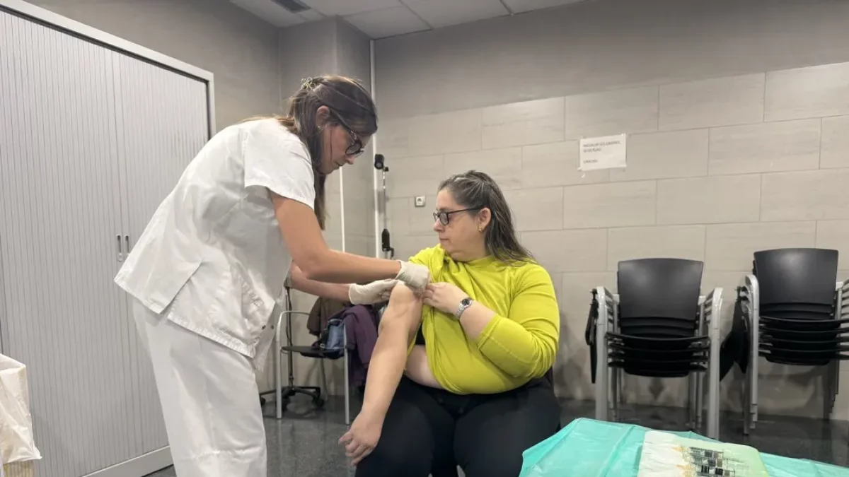 Una mujer vacunándose contra la gripe en Lleida. - Marc Carbonell