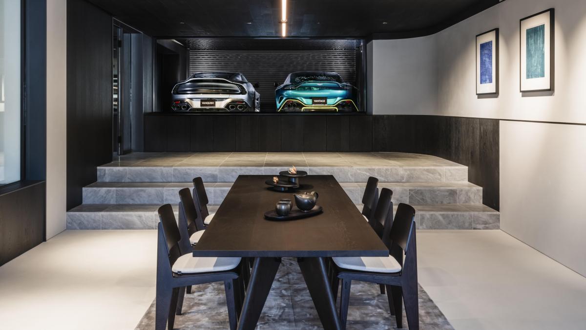 La exclusiva casa en Tokio en la que los deportivos se lucen como una obra de arte