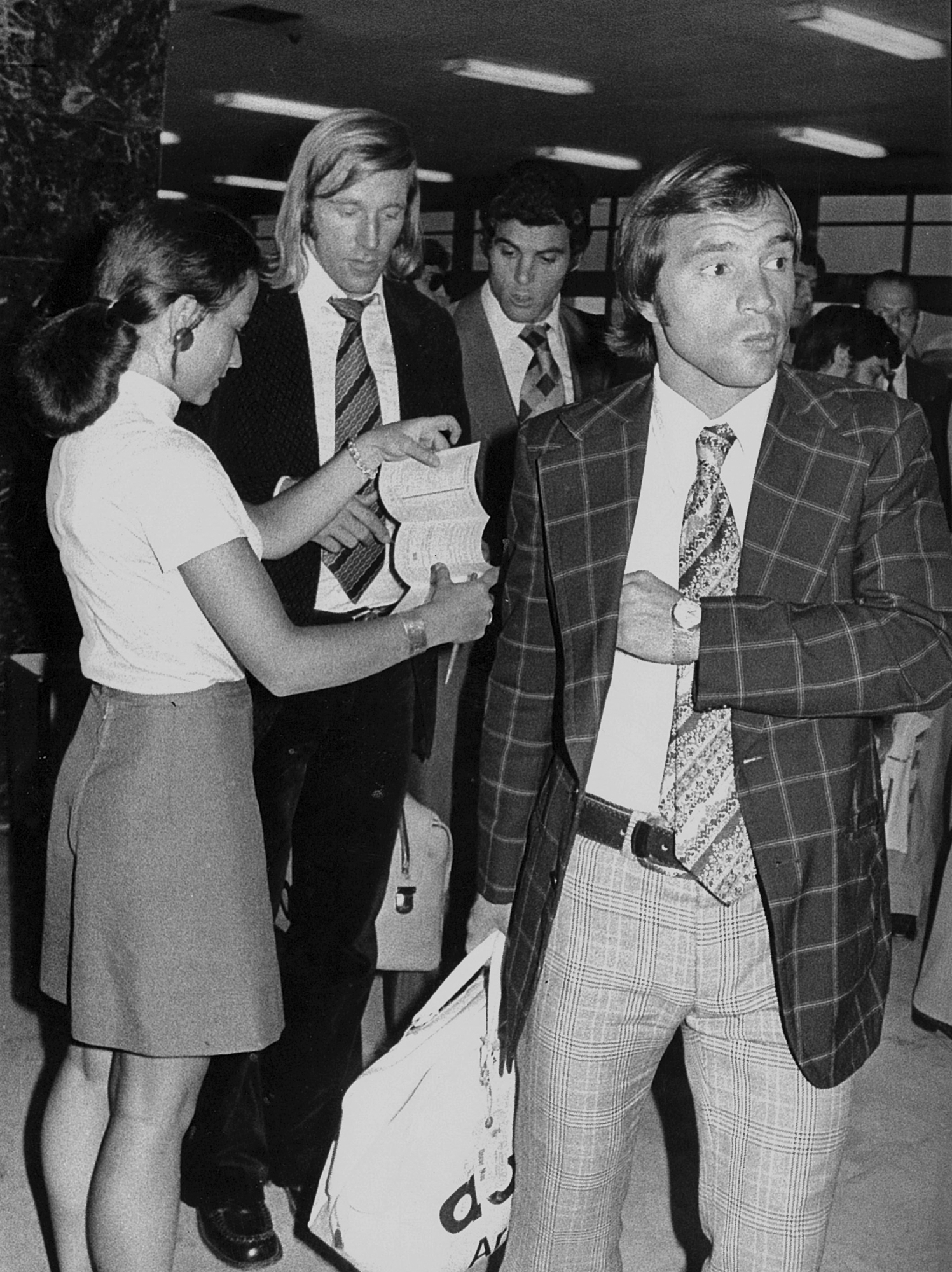 Pinino Mas y Netzer, al llegar el Madrid a Düsseldorf y pasar los trámites fronterizos.