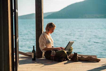 Niamh Algar tiene el carácter adecuado para el personaje de Iris.