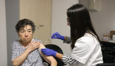Imagen de archivo de una profesional vacunando a una paciente de la gripe y la covid