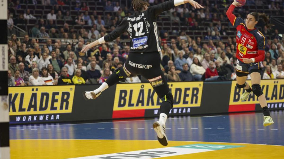 Las 'Guerreras' remontan para ganar a Islandia y seguir vivas en el Mundial