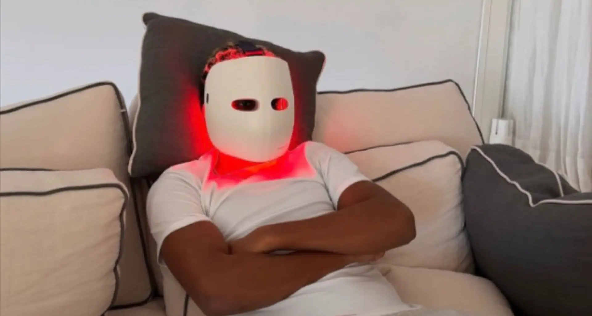 con una máscara en la cara y luz led roja viendo el sorteo del Mundial 2026