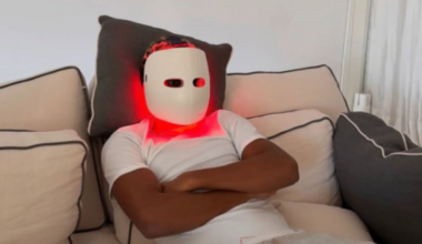 con una máscara en la cara y luz led roja viendo el sorteo del Mundial 2026