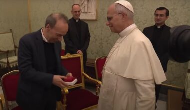 El actor Roberto Begnini recibe un regalo de León XIV, que entre sus 4 películas preferidas tiene una del italiano