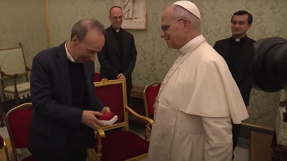 El actor Roberto Begnini recibe un regalo de León XIV, que entre sus 4 películas preferidas tiene una del italiano