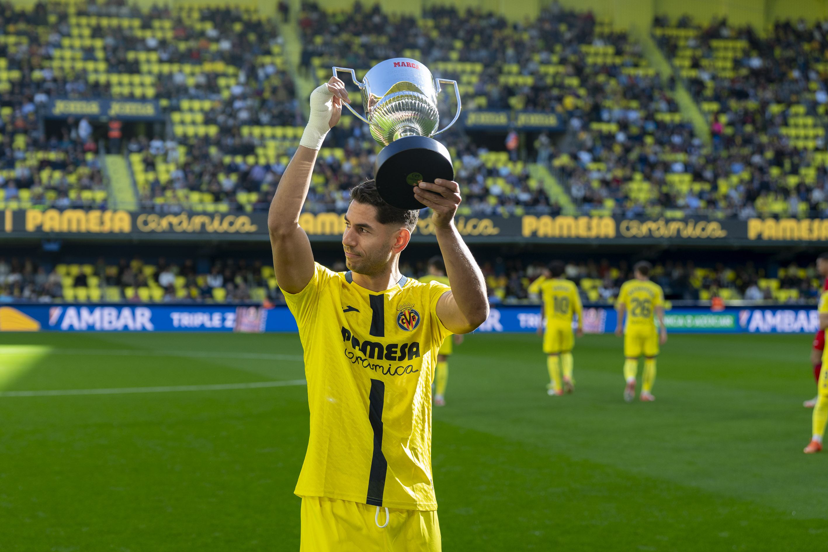 Ayoze ofrece el Trofeo Zarra a la afición amarilla.