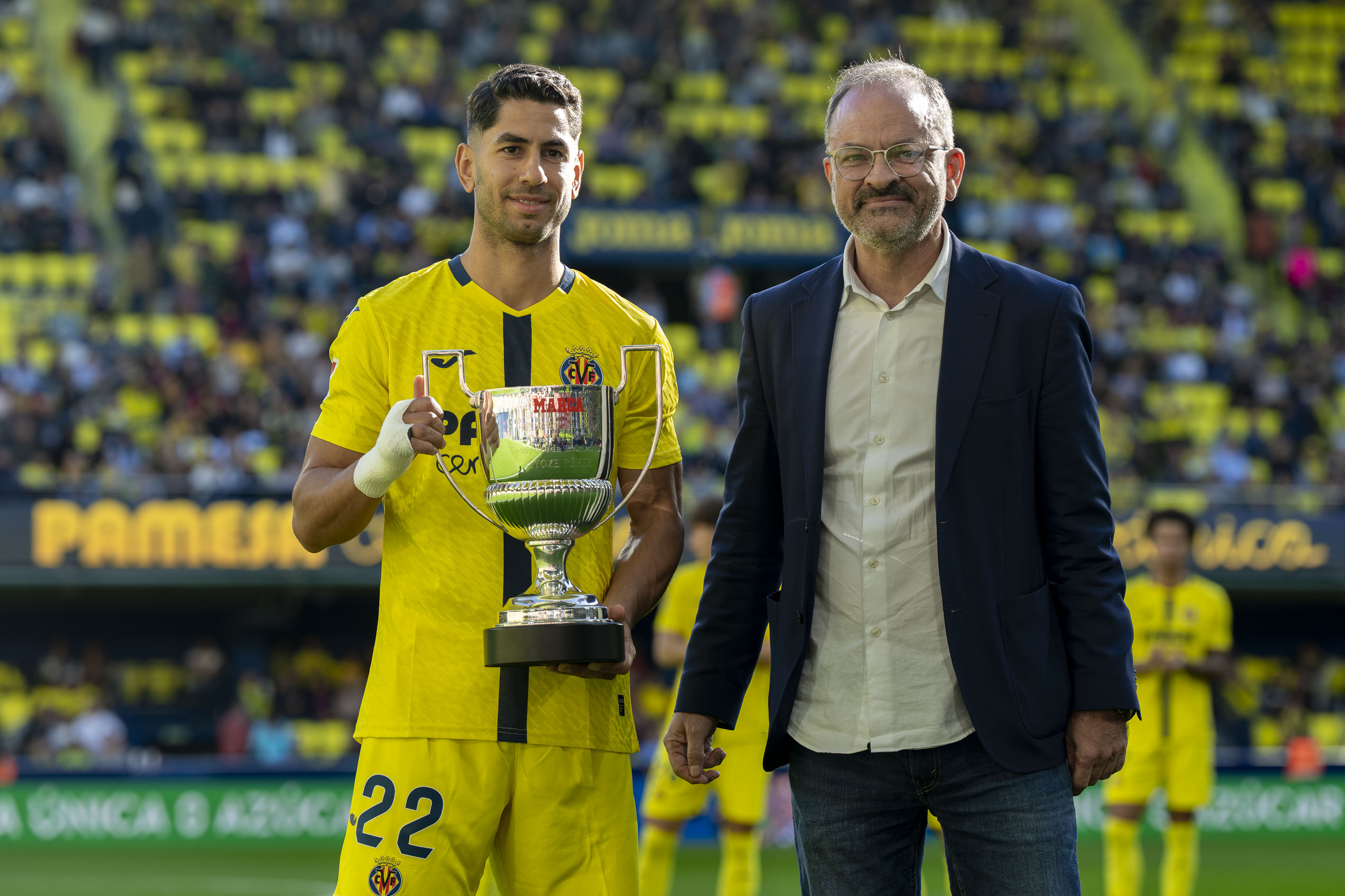 Ayoze Pérez recibe el Zarra de manos del director adjunto de MARCA, Emilio Contreras.