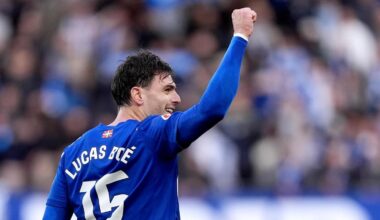 El Alavés se adelanta de penalti en Mendizorroza... aunque a punto estuvo de fallarlo Boyé