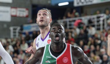 Edu Arqués observa una jugada ante Caja 87 en Pisuerga.