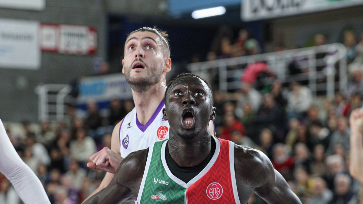 Edu Arqués observa una jugada ante Caja 87 en Pisuerga.