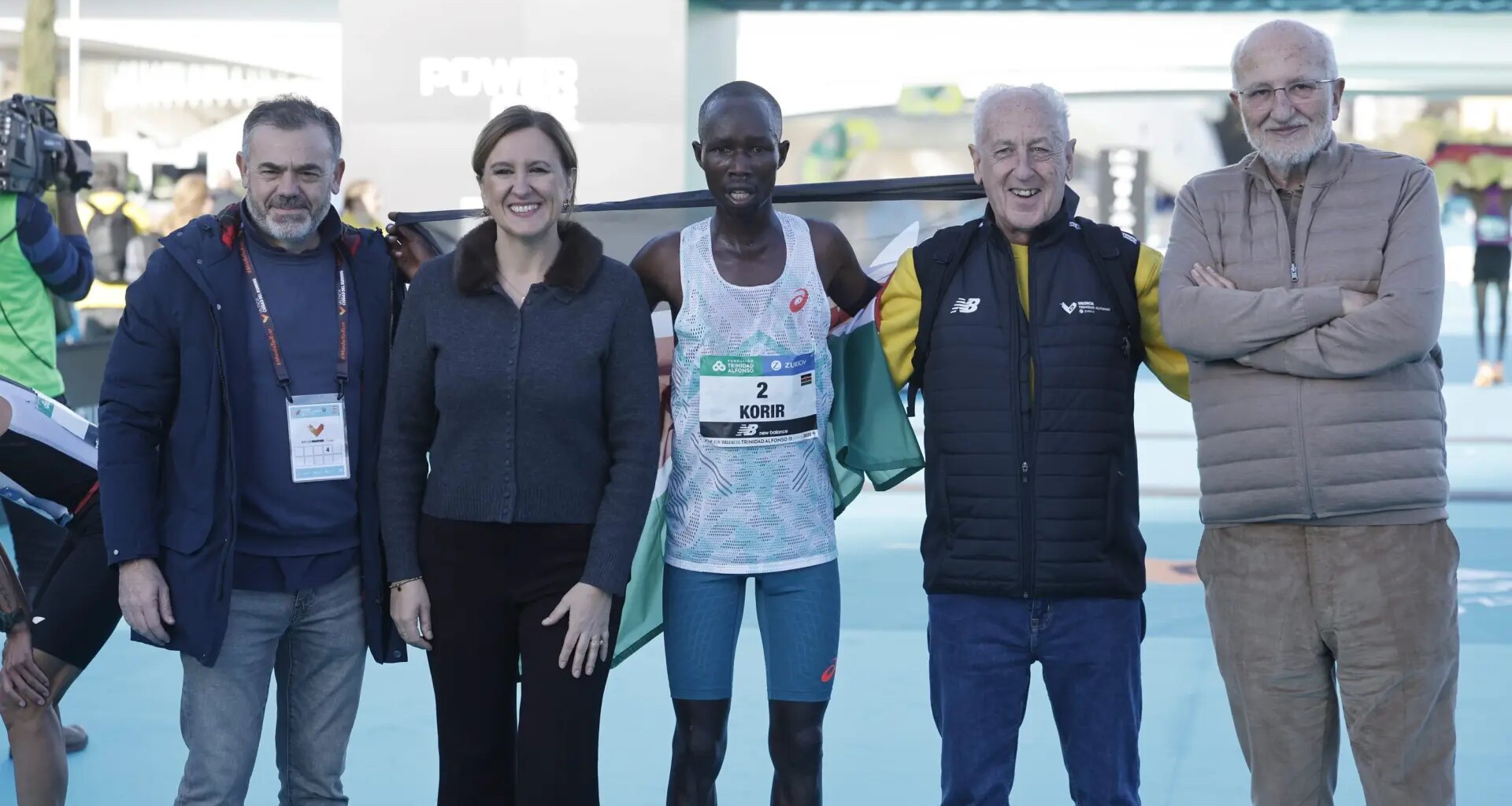 mantiene su promesa del millón por el récord del mundo