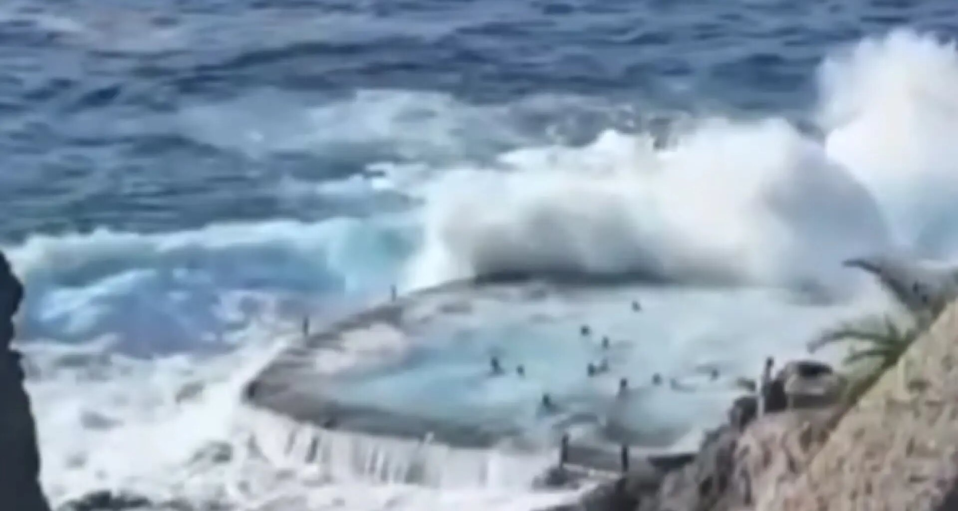 Muere una cuarta víctima del golpe de mar en una piscina natural de Tenerife