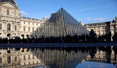 Los trabajadores del Louvre irán a la huelga y temen ser "el último bastión antes del colapso"