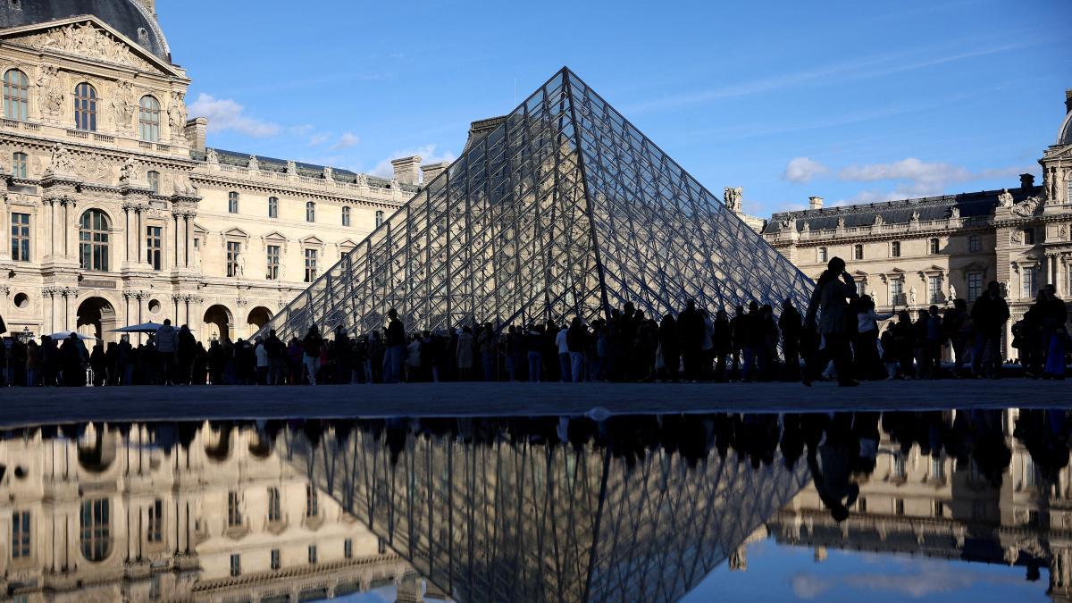 Los trabajadores del Louvre irán a la huelga y temen ser "el último bastión antes del colapso"