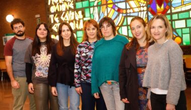 Vega Villar (izquierda) con parte de los investigadores del grupo Biolfar de aplicaciones biológicas de fármacos, en la facultad de Veterinaria de la ULE.