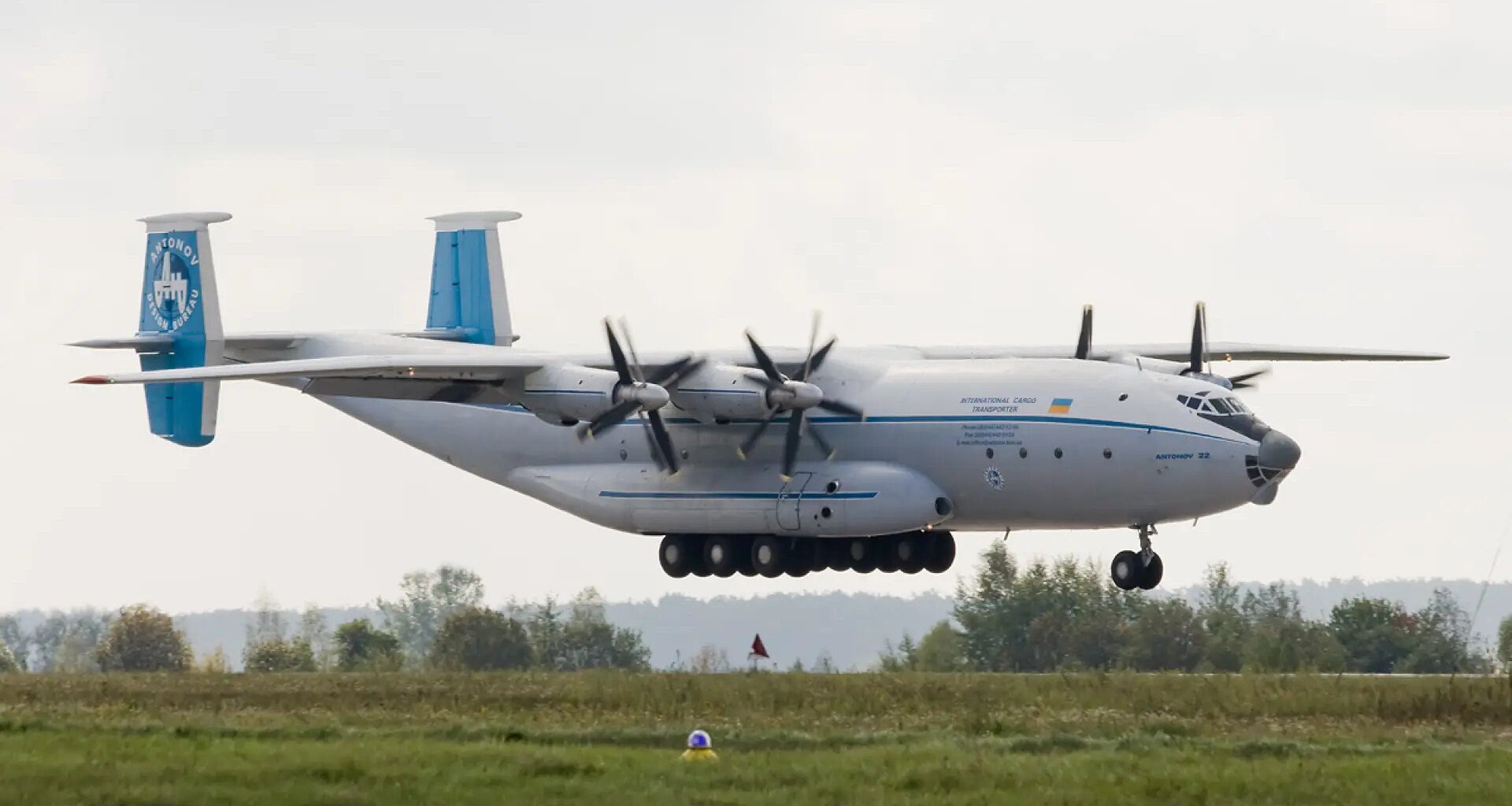 un avión militar se estrella en un embalse y deja siete muertos
