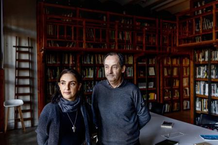 Elisa Medde y Pepe Font de Mora, en la biblioteca de la Fundación