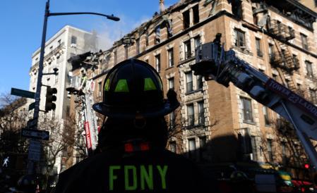 Efectivos de los bomberos trabajan en el edificio afectado en Nueva York