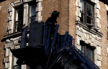 Un bombero trabaja en el edificio afectado en Nueva York
