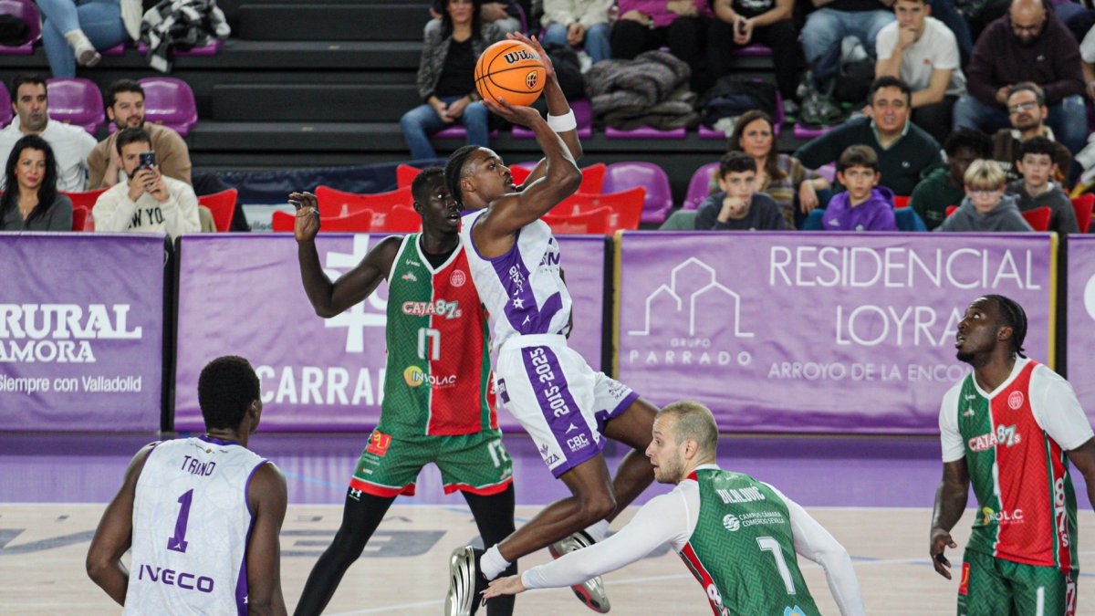Hanna, en una penetración a canasta en el último duelo ante Caja 87 en Pisuerga.