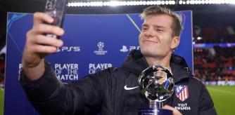 Alexander Sorloth se hace un selfie con el premio MVP del partido contra el PSV Eindhoven.