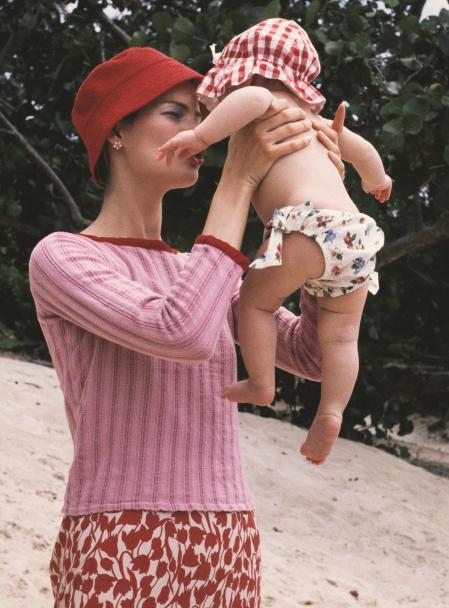 Meghan Douglas, con un bebé, para un reportaje del Vogue inglés, en 1996