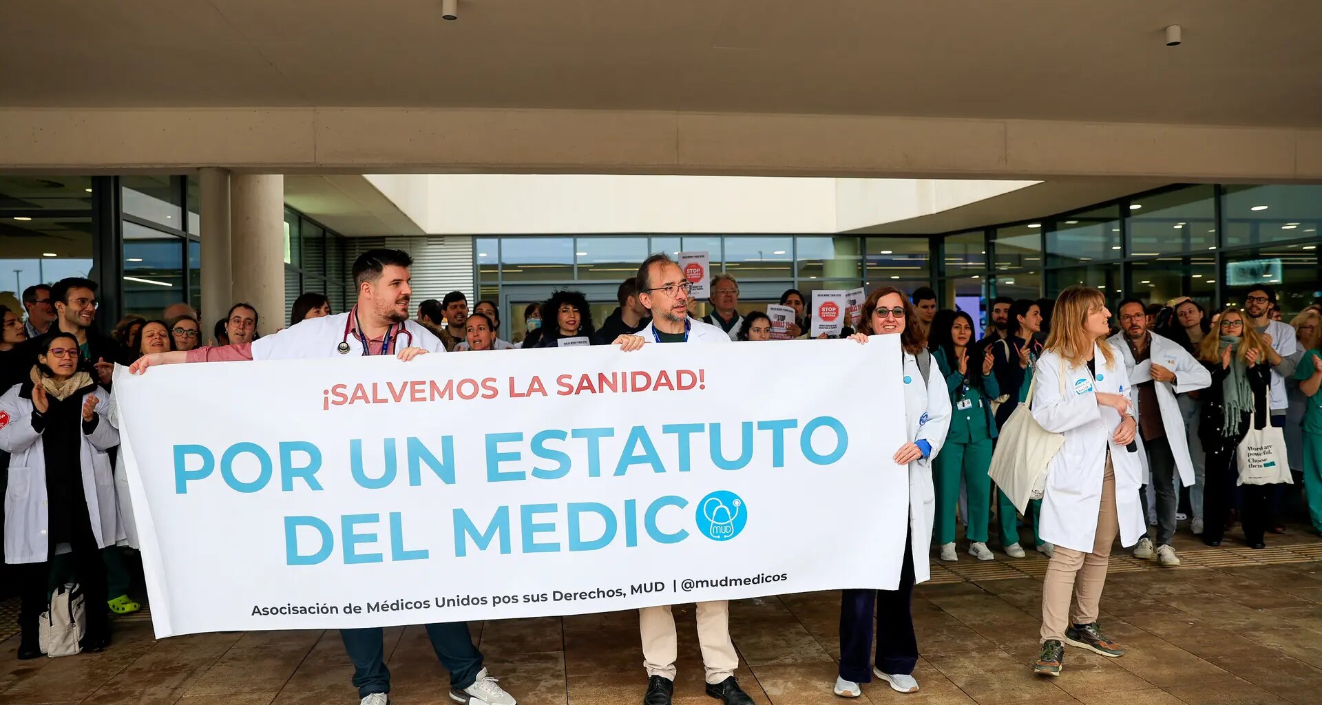 Sanidad alcanza un "preacuerdo verbal" con los sindicatos para el nuevo Estatuto Marco y dice que se suspende la huelga