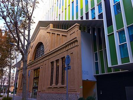 Antigua sede de las Cocheras de autobuses de Lutxana.
