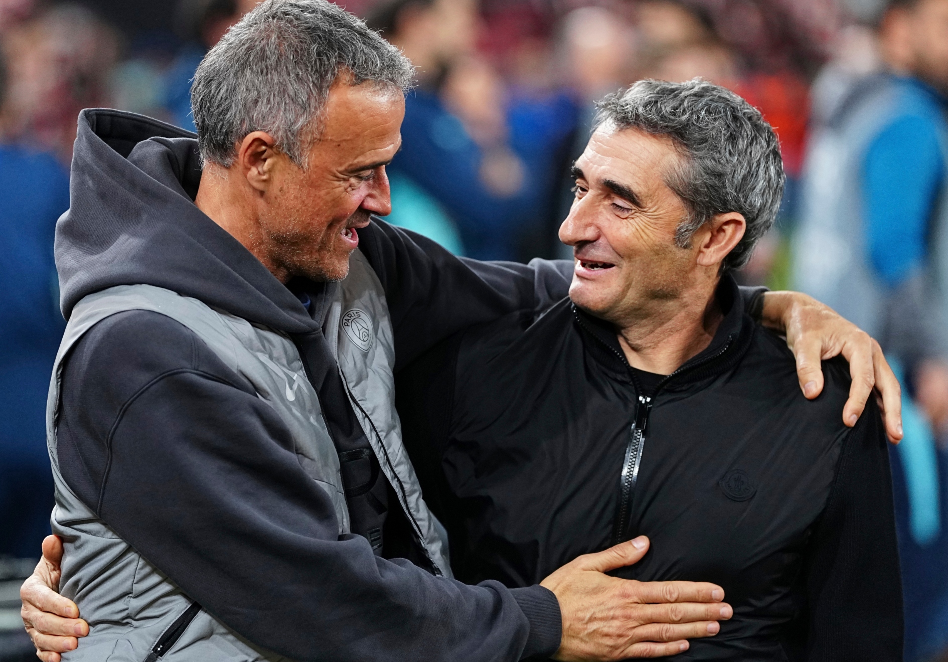 Luis Enrique y Valverde se saludan antes del Athletic-PSG de este miércoles.