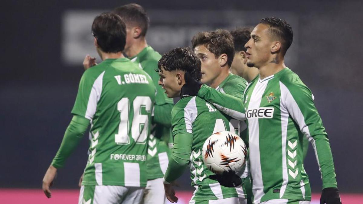 El Betis sella la clasificación gracias a la magia de Riquelme y Antony