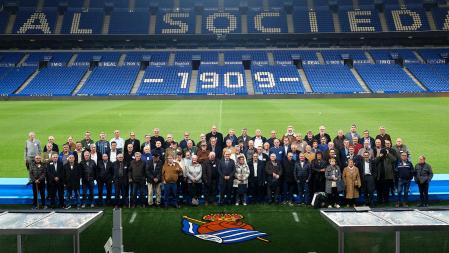 Socios de la Real Sociedad de 50 años de fidelidad (1974), posan en Anoeta con sus Insignias de Oro y Brillantes