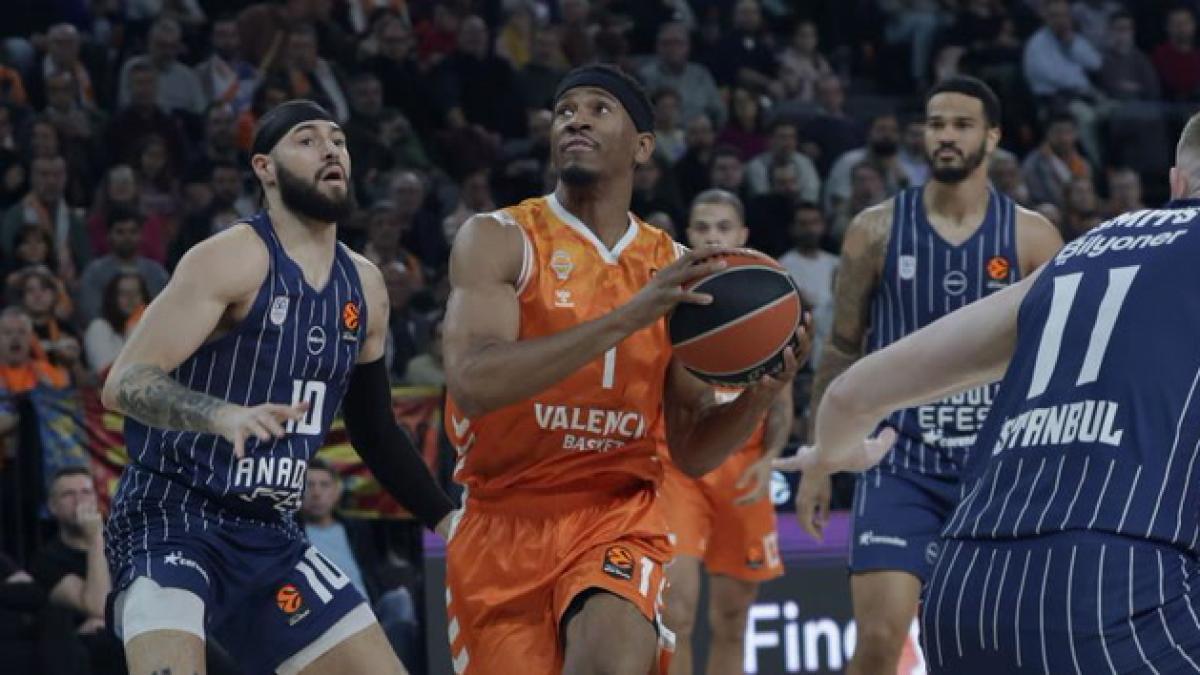 El Valencia somete al Efes y sigue escalando en la clasificación