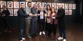 Santi Nolla, junto al presidente del Espanyol Alan Pace y la representación de MD