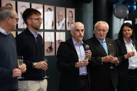 El presidente del Espanyol Alan Pace, felicitando las fiestas navideñas